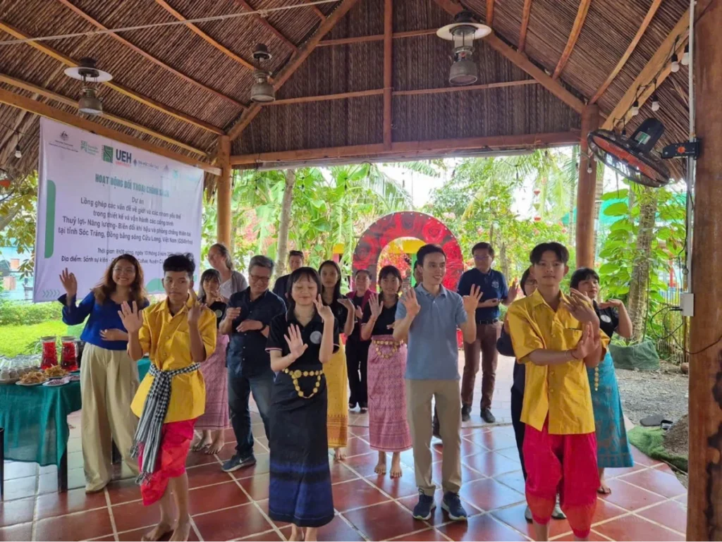 Ảnh: Giới thiệu văn hoá Khmer được biểu diễn bởi các em thanh thiếu nhi dân tộc Khmer tại Cù Lao Dung và khu vực trưng bày các sản phẩm OCOP địa phương